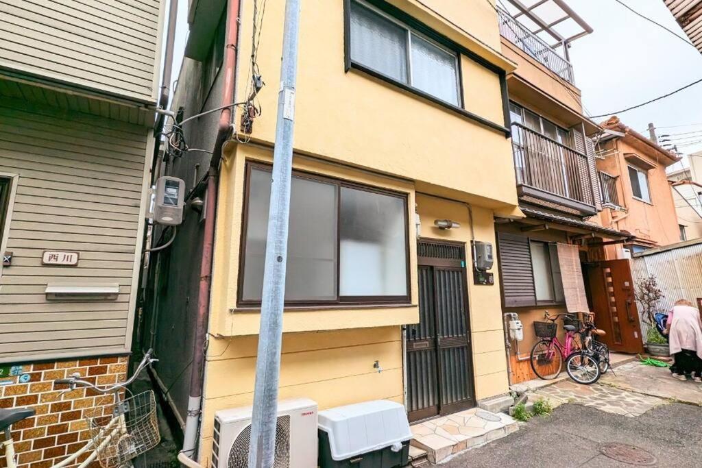 Jr西九条徒歩4分！最大12名宿泊可能！貸切一軒家！usj、梅田アクセス良好！１f広々リビングあり！ Osaka