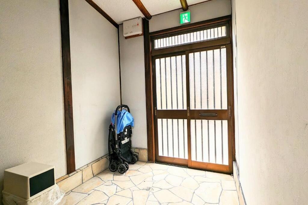 Apartment Jr西九条徒歩4分！最大12名宿泊可能！貸切一軒家！usj、梅田アクセス良好！１f広々リビングあり！ Osaka