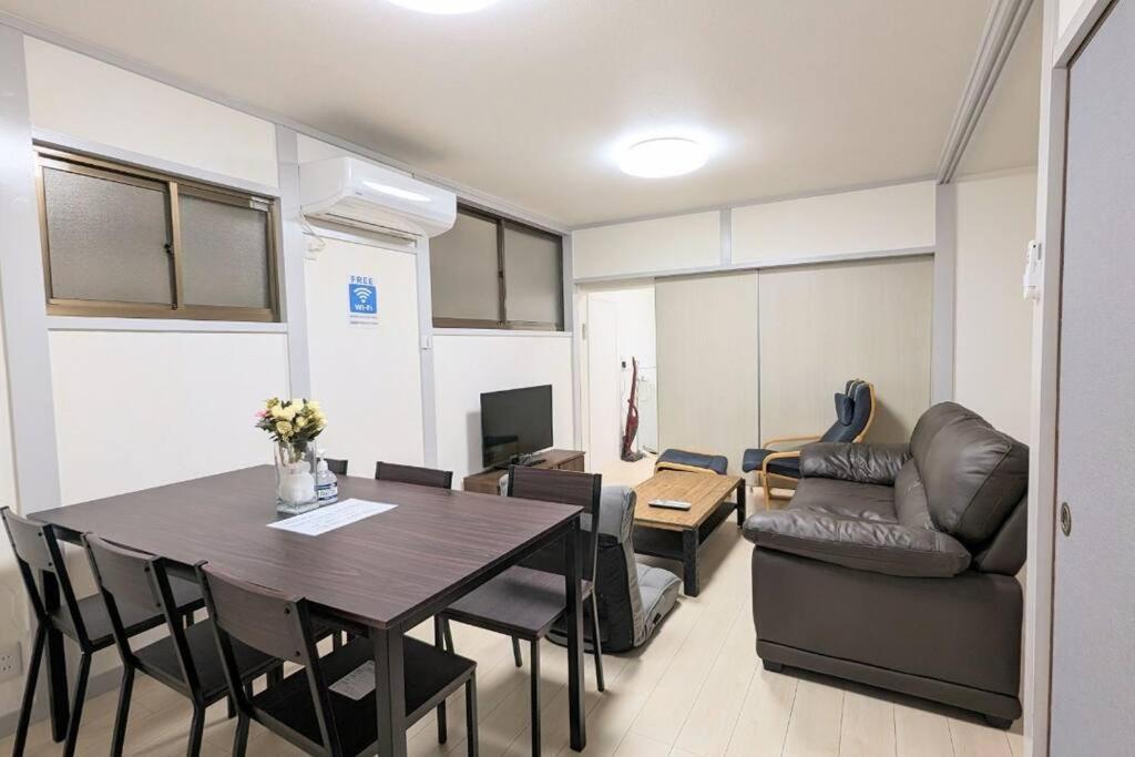 Apartment Jr西九条徒歩4分！最大12名宿泊可能！貸切一軒家！usj、梅田アクセス良好！１f広々リビングあり！ Osaka